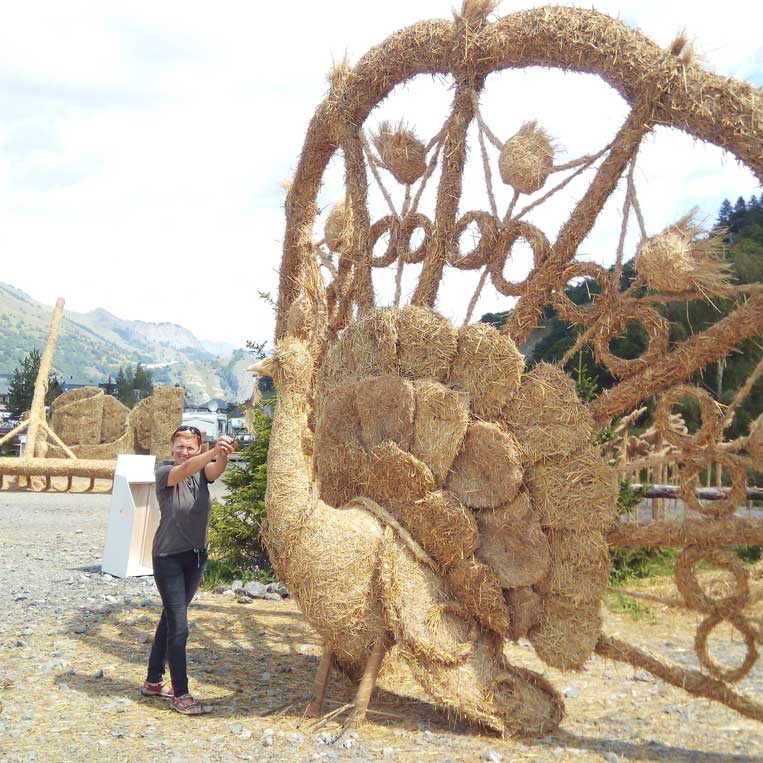 ilona tropa par mani salmu skulptūras valloire pilseta francijas alpos straw sculptures rhone-alpes