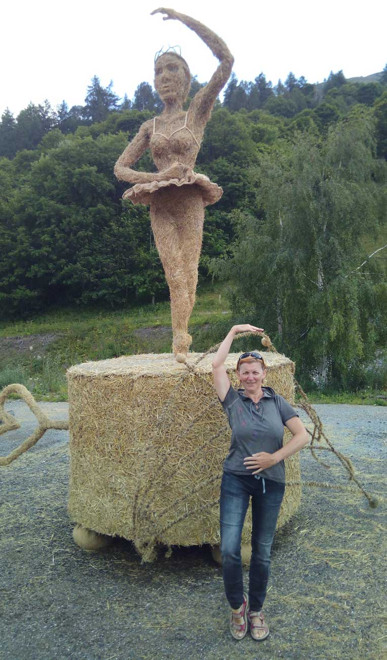 ilona tropa par mani salmu skulptūras valloire pilseta francijas alpos straw sculptures rhone-alpes